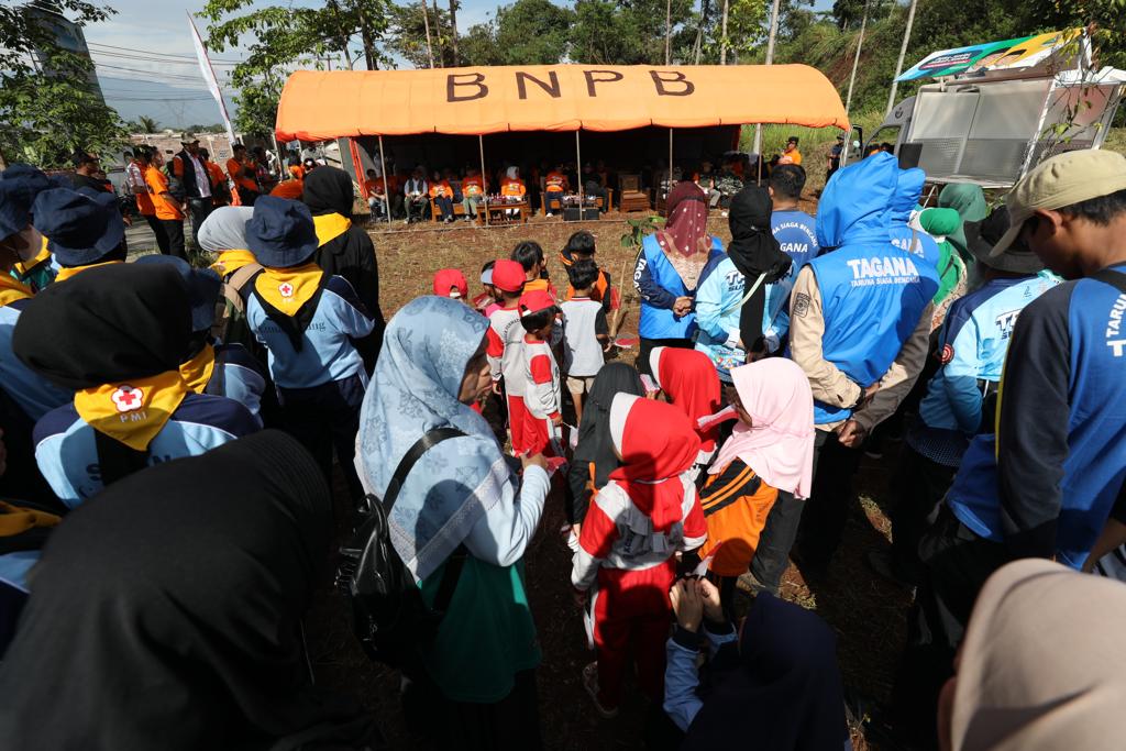 Peserta mengikuti apel dalam kegiatan Pemulihan Pascabencana Longsor Melalui Penanaman 1.000 Pohon Pada Kegiatan Budaya Sadar Bencana di Desa Cihanjuang, Kecamatan Cimanggung, Kabupaten Sumedang, Jawa Barat, Minggu (10/7).